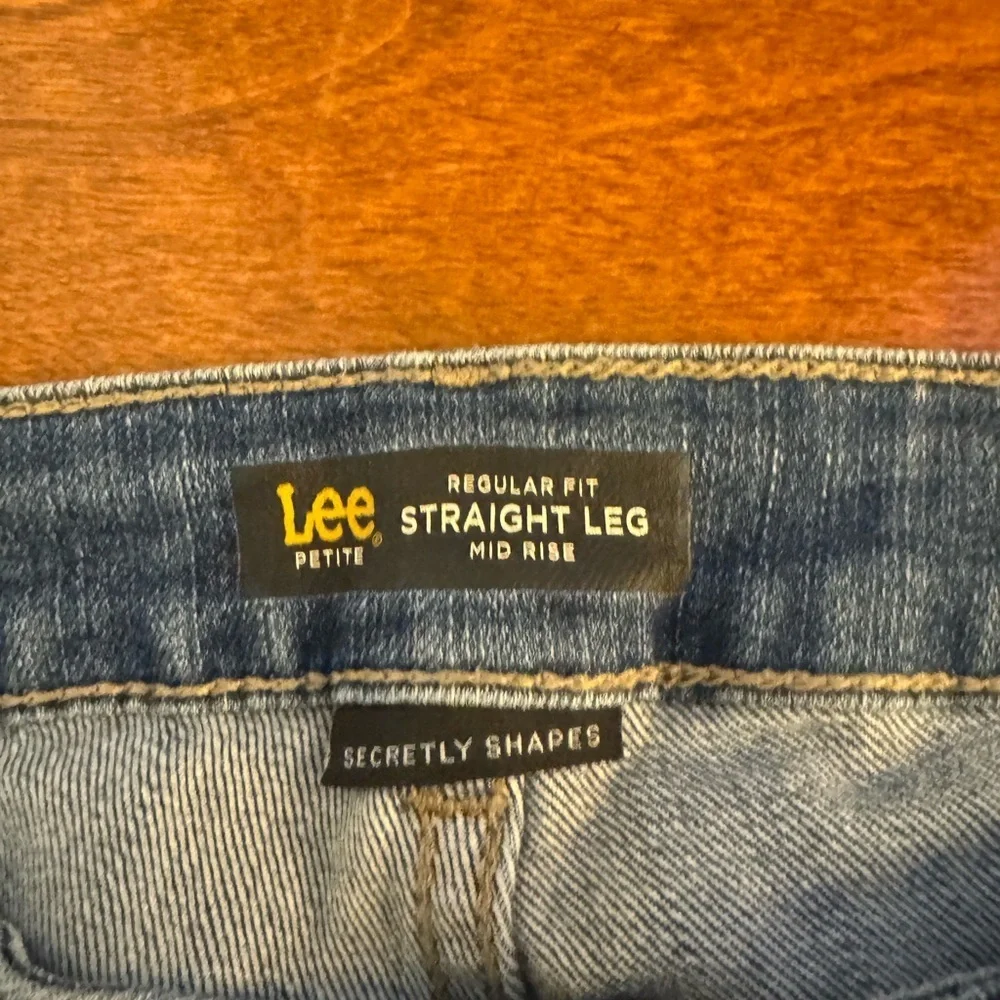 Lee Size 8P Dark Wash Regular Fit Straight Leg Mid-Rise Jeans w/29" Inseam - EUC - Picture 3 of 5